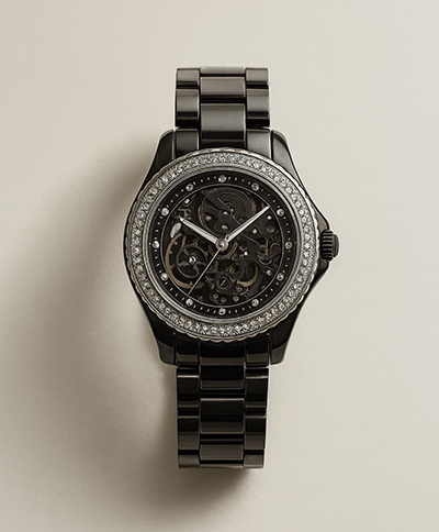 黑色鏤空機械腕錶 x 鑽飾外圈